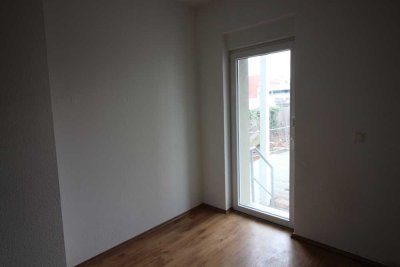 Ein-Zimmer-Wohnung mit Einbauküche und kleiner Terrasse