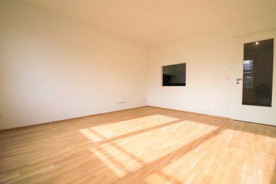 - Im Herzen der Stadt - wunderschöne 2-Zimmer-Wohnung mit EBK & Balkon -