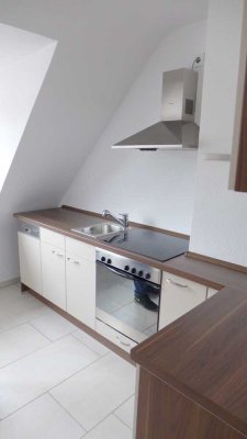 Sanierte Dachgeschosswohnung, ca. 50 m², 2 Räume, modernes Bad und Einbauküche