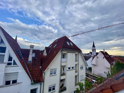 Von Privat: DG-Wohnung im Herzen von Groß-Zimmern (u.a. mit Aufzug, Tiefgaragenstellplatz, Balkon)