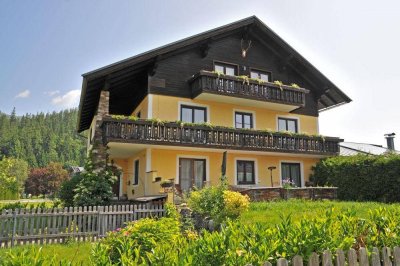 Einfamilienhaus mit drei Wohneinheiten und Bergblick