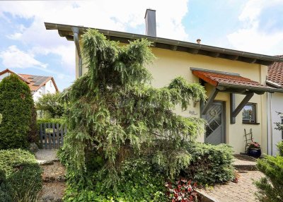 Reizvolle Doppelhaushälfte mit Schwimmteich, Garage und Stellplatz in traumhaft ruhiger Lage