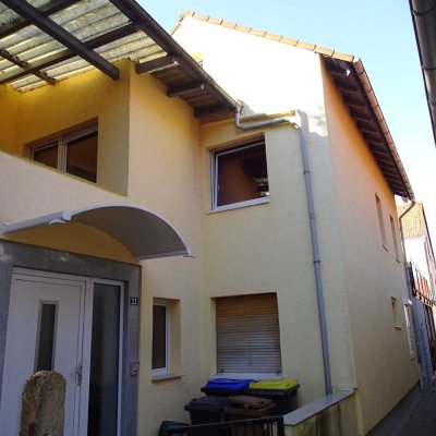 Sofort frei ! Ein eigenes kleines Haus mit kleinem Gartenanteil und EBK - Bilder noch alt :)
