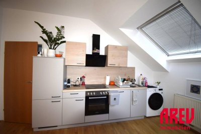 SCHÖNE DACHGESCHOSSWOHNUNG - 75 m² ZUM WOHLFÜHLEN