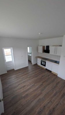 Charmante neurenovierte 3-Zimmer-Wohnung mit moderner Küche im Erdgeschoss