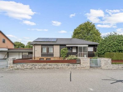 Sofort bezugsfertig: Gepflegter Bungalow mit großem Garten in Burglengenfeld-Dietldorf