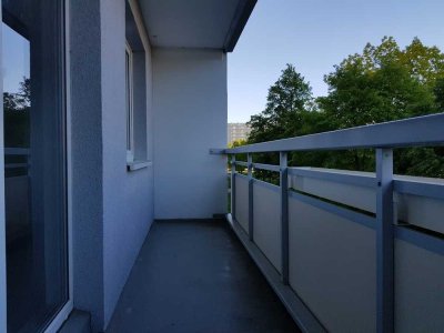 Lichtdurchflutetes Wohnglück mit großem Balkon und offener Küche !