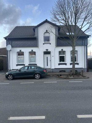 Seltene Möglichkeit -  Gewerbegrundstück inkl. Wohnhaus und Gewerbehallen
