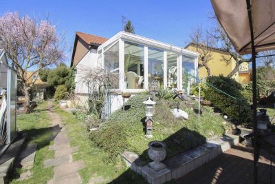 Familienfreundliches, bezugsfreies Einfamilienhaus mit großem Garten und beheiztem Wintergarten