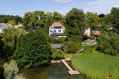 Mit Seeblick! Einbauküche, Fußbodenheizung, zwei Bäder, Kamin, Dachterrasse: Top-Wohnung in Wandlitz