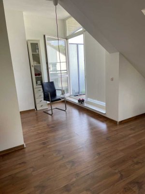 Helle 2-Zimmer-DG-Wohnung mit Balkon und Einbauküche in München-Riem