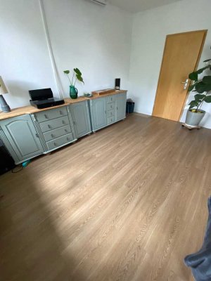 **2erWG-GEEINGNET-Gepflegte Wohnung mit Laminat, Wohnküche, tageslicht Duschbad & Balkon***