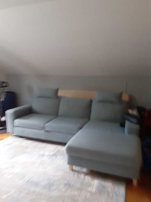 Gepflegte 1-Zimmer-Dachgeschoss-Whg, Einbauschränke, Einbauküche, Bad mit Badewanne, zu vermieten.