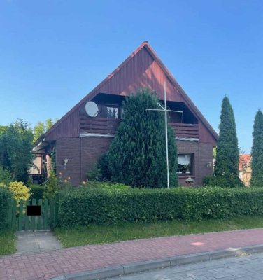 Charmantes Einfamilienhaus mit Garten, Garage und Balkon