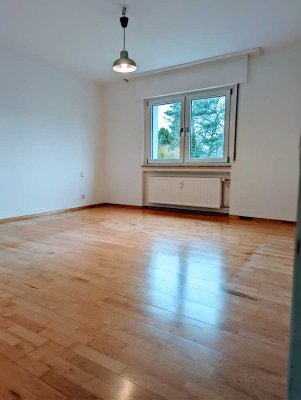 Sanierte & gehobene 3-Zimmer-Wohnung mit Balkon vor den Toren Frankfurts- Solar und Vollwärmeschutz