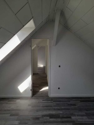 Erstbezug nach Sanierung: Ansprechende 3,5-Raum-Dachgeschosswohnung in Oberhausen