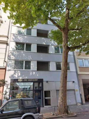 Schöne helle 2-Zimmer-Wohnung mit großzügigem Wohnzimmer und Balkon in zentraler Lage