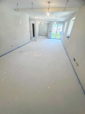 Erstbezug nach Kernsanierung - Helle und großzügige 3-Zimmer-Wohnung mit Balkon