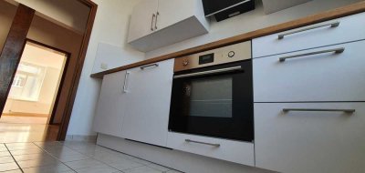 MB Immobilien / Schöne Dachgeschoss Wohnung mit EBK und PKW Stellplatz