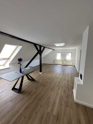 Wunderschöne 93m² 3 ZW im 2.OG in Nbg Glockenhof inkl. EBK und Klimaanlage im 3 Familienhaus