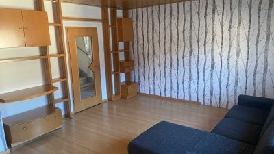 Zweigeschossige Wohnung mit Einbauküche, Balkon und Garten