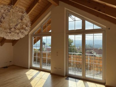 Helle 3-Zimmer Dachgeschosswohnung mit großem Balkon in Sulzberg/Moosbach mit Seeblick