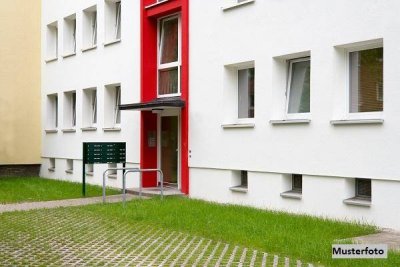 Mehrfamilien- mit Gartenhaus