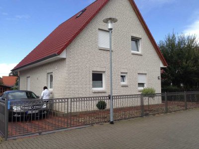 Freistehendes Einfamilienhaus mit gepflegtem Garten in Kaltenweide