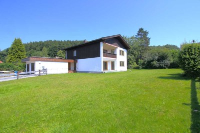 **Stattliches Haus mit 2 Wohnungen und großem Grundstück in Miesbach - Kleinthal **