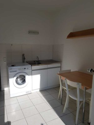 kleine Wohnung mit Küche und schönem Hof!