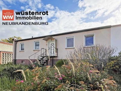 GROSSZÜGIGES WOHNEN AUF EINER EBENE MIT ÜBERDACHTER TERRASSE + GARAGE + VIEL PLATZ IM UNTERGESCHOSS