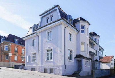 Stilvolle 3,5-Zi.-Dachwohnung in kernsaniertem Altbau – 110 m² Wfl., EBK, Tageslichtbad & Stellplatz