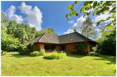 Komfortabler Winkelbungalow mit Sanierungsstau auf großem Gartengrundstück wenige Minuten zur Stadt!
