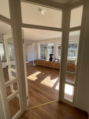 Zentrale 3-Zimmerwohnung mit Wintergarten & großer Terrasse, inklusive Küche und Stellplatz