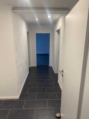 Moderne, kernsanierte Erdgeschosswohnung mit Terrasse und Stellplatz