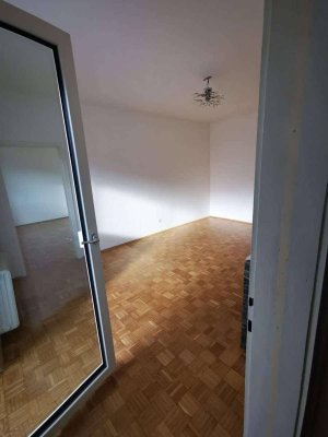 2-Zimmer-Wohnung in Wetzelsdorf mit Balkon &amp; Bergblick, frisch saniert