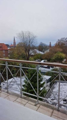 Drei Zimmer - Neuwertige Altbauwohnung in zentraler Lage