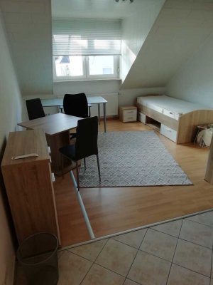 Möbel.  1-Zimmer-DG-Appartement mit Einbauküche