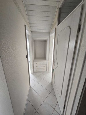 Helle, schön geschnittene 3-Zimmer Dachgeschosswohnung mit Balkon in Neuhof