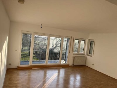 Vollständig renovierte 4-Raum-Wohnung mit Balkon in Hirschberg