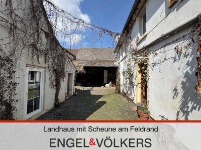 Landhaus mit Scheune am Feldrand