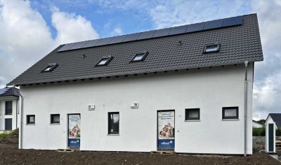 Stilvoll wohnen in klimafreundlicher Neubau-Doppelhaushälfte mit Garten