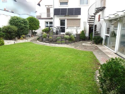 Sehr gepflegtes 3 - Familienhaus mit sehr schönem Garten und Garage