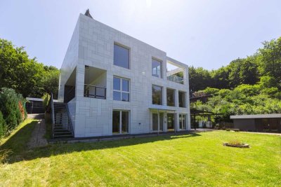 Autark im Grünen: Villa mit Wellnessbereich, Außenpool und gewerblich nutzbarer Einliegerwohnung