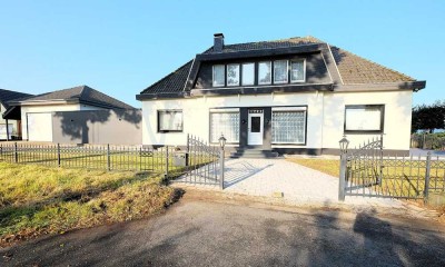 Freistehendes Einfamilienhaus mit großer Garage und Wintergarten mit Panoramablick