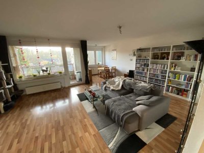 Stilvolle, vollständig renovierte 3-Zimmer-Wohnung mit Balkon und Einbauküche in Bergisch Gladbach