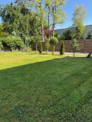 Erstbezug nach komplett Sanierung: Mitten im Grünen in der Stadt, Schöne 2-ZW mit Garten und EBK