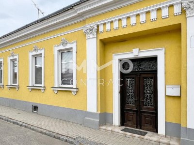 Kleines Landhaus mit Innenhof und Garagengebäude