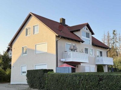 Helle Dreizimmer-Dachgeschosswohnung mit Einbauküche