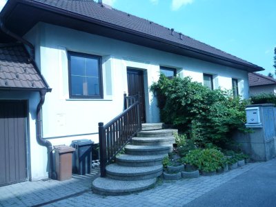 Lichtdurchflutetes Wohnhaus mit großem Garten